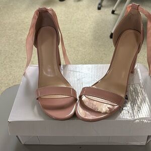 New size 39 dress shoes they are tan/ light pink new never worn